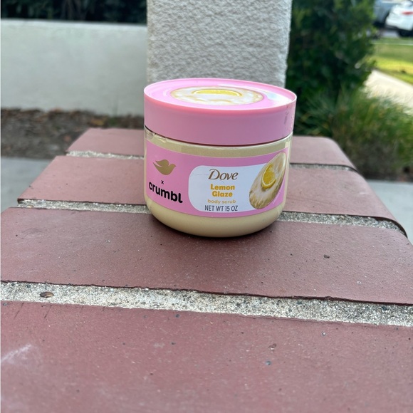 Dove x crumbl Lemon Glaze Body Scrub - Picture 1 of 3